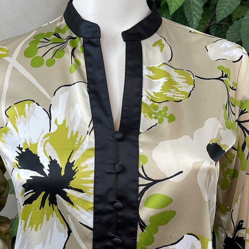 CHICO’S FLORAL BUTTON DETAIL TOP - Picture 2 of 9